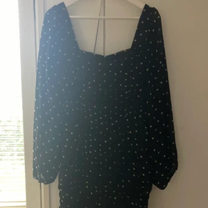 Prickig klänning - Denna klänningen är från NA-KD och är aldrig använd. Rätt liten i storleken då jag som vanligtvis har 40 inte kom i den. Minns inte vad original priset låg på. Jag betalar tyvärr inte frakten.