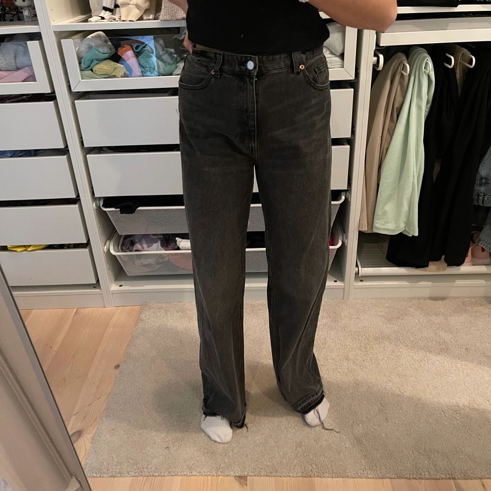 Jeans från monki i modellen Yoko. Bra passform på mig som är 173cm😊 Orginalpris: 400kr. Jeans & Byxor.
