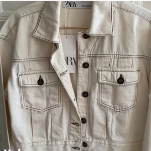 Zara vit jeansjacka  - Vit jeansjacka från zara som är oanvänd🍂🍂Hör av er vid intresse 