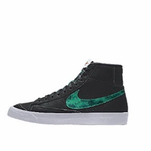 Nike blazers 77 mid - Säljer mina egendesignade Nike blazers, riktigt snygga och bra skick, säljer pågrund av ingen användning längre! Stl 45,5     Pris kan diskuteras!!