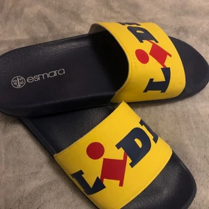 Lidl Tofflor Limited edition  - Säljer mina Ldl tofflor i bra skick! Har bara använt dom några gånger inomhus! (Inte min bild) 