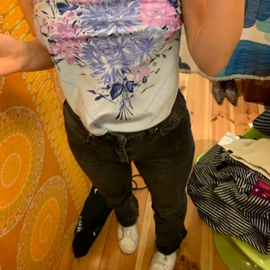 Svart/gråa jeans! - Jättefina urtvättade svart/gråa jeans! Jag är 168 cm och de passsr bra i längden. Köpt från Chiquelle. Säljer då de inte passa mig längre. Köpare står för frakt!💖