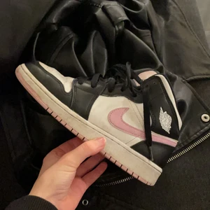 Mid air jordans - Säljer mina väl använda jordans, köpta från pardon my kicks i vintras. Kommer inte till användning längre och säljer för bra pris! Frakt tillkommer❤️