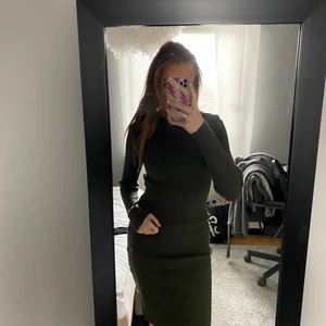 Stickad klänning  - Säljer denna stickade klänningen som sätter sig perfekt! Knappar på sidan och i den perfekta gröna färgen. Ordinarie pris 550kr