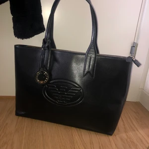 Armani väska  - Äkta Emporio Armani väska. Väldigt bra skick. Bra med utrymme och väldigt snygg. 