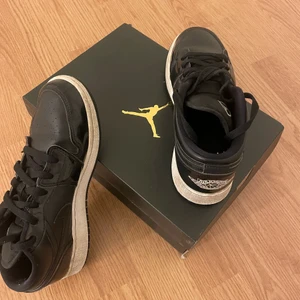 Nike air jordan 1 low SE  - Säljer mina knappt använda jordan. Beställde dom för några månader sedan men nästintill bara legat i min garderob orörda och är därmed som nya. Jag köpte mina för cirka 1500kr. Dom passsr till det mesta och är sjukt bekväma att gå i. 