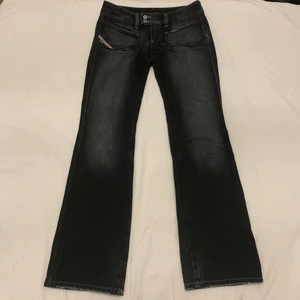 Disel low waist jeans - Ett par low waist disel jeans som är assnygga!! Storlek 26 men lite stretchiga. Straight fit/bootcut! +Frakt tillkommer💕