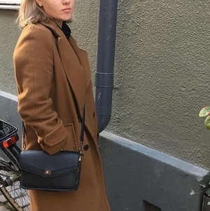 Brun Zara-kappa - Superfin, lite tjockare kappa, från Zara som funkar perfekt till höst/vinter :) Frakt tillkommer!