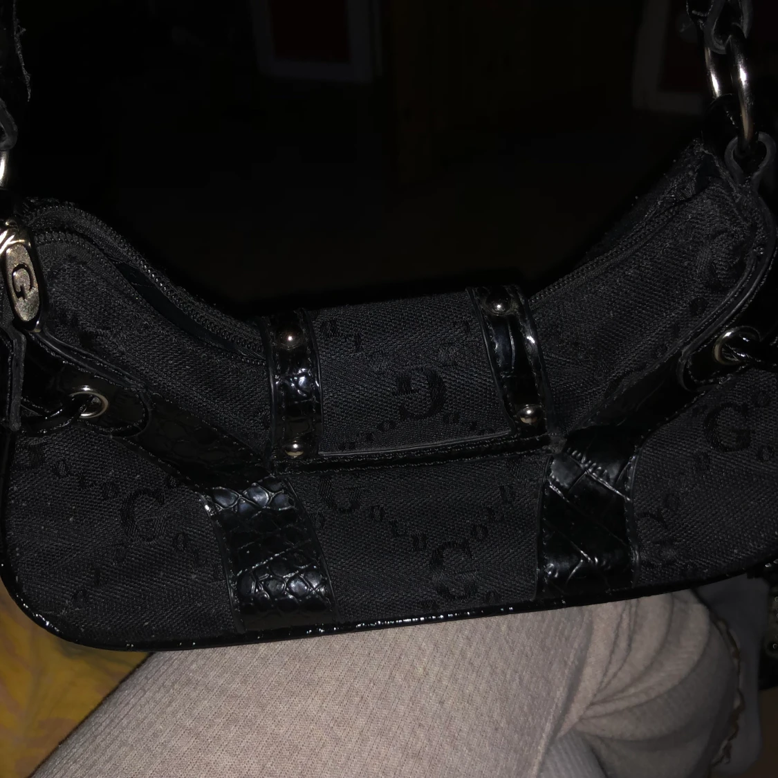 Svart y2k väska GOSY liknar guess  - 90