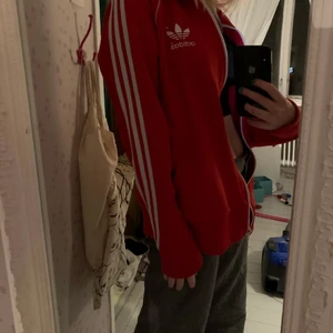 Adidas zip up - Fin och skön tröja som är andvänd men är i gott skick.💕