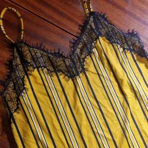 Gult randigt linne - Så fint linne knappt använt storlek m! 19 kr.Samfraktar vid köp av flera varor för 66 kr📦💕 ps finns en bild hur denna sitter på bland mina sålda. Har även sålt en i samma modell fast rosa:)