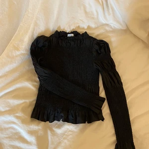 TRÖJA från and other stories - Super fin svart tröja från & other stories. Stretchig material☺️ om fler är intresserade blir det budgivningen☺️