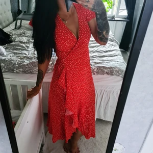 Klänning - En fin, röd klänning som man knyter ihop i sidan ❤ ger en fin figur. Är i storlek S men kan säkert användas av både mindre och större storlekar.