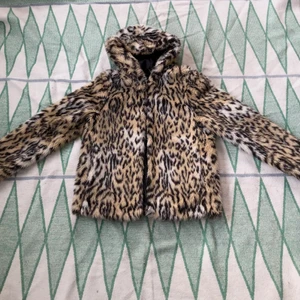 Leopardjacka - Pälsjacka i leopard. Fakepäls🌟