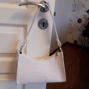 Axelväska  - Jättefin väska aldrig använd helt nyköpt 