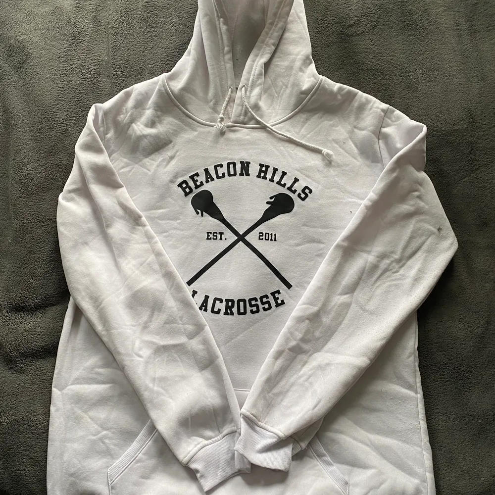 En Teen Wolf hoodie med Stilinski köpt för några år sen. Inte världens bästa kvalle då den är köpt på AliExpress🌝 Strl XXL men liten i storleken:) använd max fem gånger. Spårbar frakt ingår i priset✨. Hoodies.