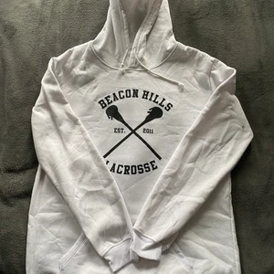 Teen Wolf hoodie - En Teen Wolf hoodie med Stilinski köpt för några år sen. Inte världens bästa kvalle då den är köpt på AliExpress🌝 Strl XXL men liten i storleken:) använd max fem gånger. Spårbar frakt ingår i priset✨