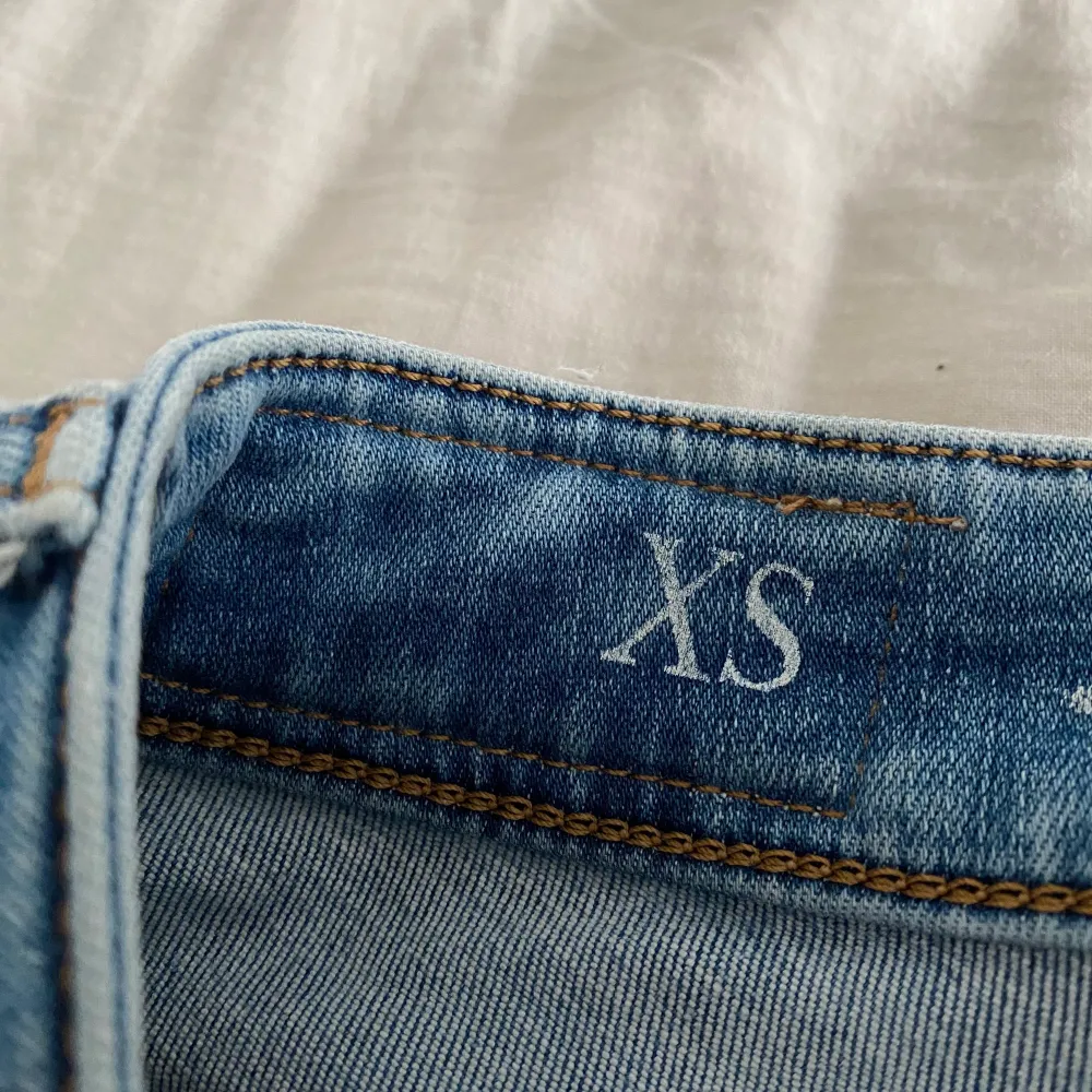 Använda jeans från bikbok. Nypris 599💕 storlek XS men passar också S och kanske till och med en liten M.. Jeans & Byxor.