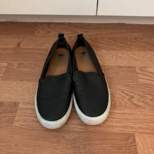 Slip in skor i svart ”läder”🌼 Frakt tillkommer😊