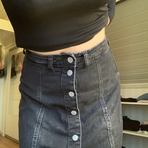 JDY denim st 36 jeanskjol - Jag köpte denna kjol förra sommaren tror jag och den var lite för stor i midjan på mig så den är mer som en 38 tror jag, den e helt oanvänd den har endast legat i garderoben!! Jag köpte den för 300-400kr ish och säljer nu för 100kr+frakt 