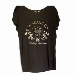 Dg tröja - köpt secondhand och bara använd 1 gång av mig<3 står storlek XL men passar nog allt från M-Xl då den är rätt stretchig typ, frakt 48kr❤️ 