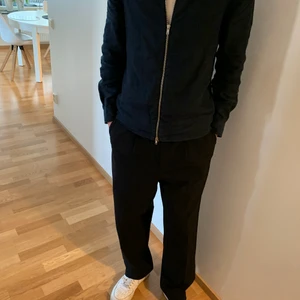 WEEKDAY kostymbyxor - Säljer nu mina kostymbyxor som jag köpte för 750kr och jag säljer dem pga att jag går i dem för lite och dem ligger bara och tar plats. Skick 8/10