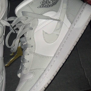 Nike jordens vit grå - Hej säljer mina jordens på grund av ingen användning dom är bra skick.