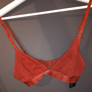 Bralette - En av mina skönaste bralettes från monki som tyvärr blivit för liten :( skönt ribbat material i en fin kopparröd/brun färg, den är i bra skick! PRIS ÄR INKL FRAKT