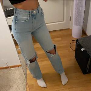 !Lånade bilder! Fina Gina jeans som knappt kommer till användning. Nypris 600kr. Mycket bra skick, inga fläckar, hål osv❤️