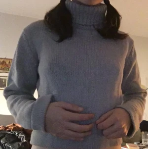 Ljusblå cropped polo - Väldigt mysig ljusblå polo som även är en magtröja. Väldigt varm! 