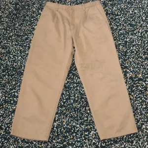 Carhartt beige byxor - Skicket är 10/10. Har använts runt 2 gånger. Nypris 1250kr