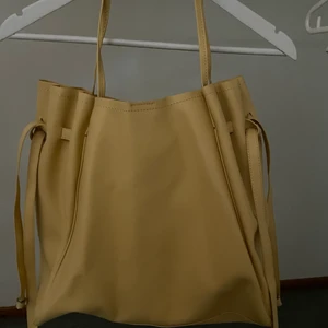 Gul väska - Gul axelväska från Zara, material: polyester 