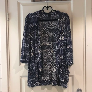 Mönstrad tröja - Mönstrad tröja med fickor från Gina Tricot. Strl 42 💙