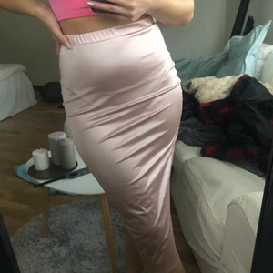 SATIN KJOL - en jätte fin satin kjol från nelly i storleken s 💘 använd ett fåtal gånger 