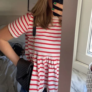 Svart väska - Svart väska, bra förvarings fack. Fint skick förutom kedjan är lite missfärgad därav priset