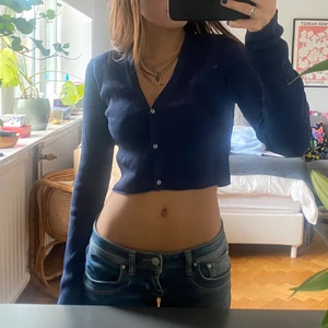 Basic cardigan topp - Super fin basic cardigan topp som passar med alting använt fåtal gånger säljer pågrund får inte mycket användning av den. Super bra skick, storlek S från zara