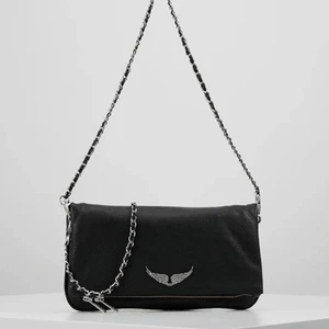 Zadig väska - Säljer denna superfina Zadig rockbag🤍 den är i superbra skick och köpt för ca 1 år sedan🤍 FÖRST TILL KVARN 1700+frakt skriv privat för egna bilder samt äkthetsbevis osv🤍 det är den större modellen alltså inte den minsta, nypris: 3200kr