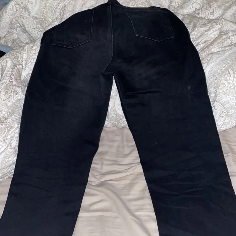 Raka jeans från NA-KD med fransar längst ner, som om de skulle vara avklippta. Storlek 42 men skulle säga 40. Nypris 499kr, köparen står för frakt. Jeans & Byxor.