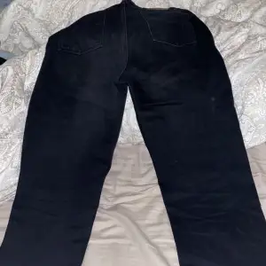 Raka jeans från NA-KD med fransar längst ner, som om de skulle vara avklippta. Storlek 42 men skulle säga 40. Nypris 499kr, köparen står för frakt