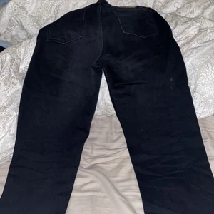 Svarta raka jeans från NA-KD - Raka jeans från NA-KD med fransar längst ner, som om de skulle vara avklippta. Storlek 42 men skulle säga 40. Nypris 499kr, köparen står för frakt