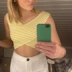 Söt topp - Fint linne jag köpte för två år sen men som tyvärr inte kommit till användning särskilt mycket. Är i fint skick nästan aldrig använd. Storlek XS men passar mig bra som har S. Köparen står för frakt!