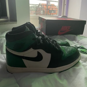 Jordan 1 retro high og - Feta dojjor som knappt använts. Creases på framsidan annars bra skick. 