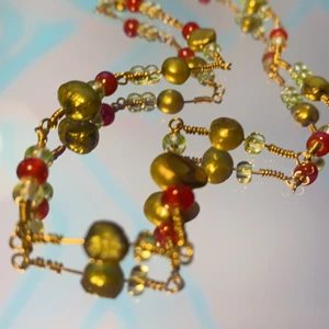 Halsband - Ett handgjort halsband med gröna och röda pärlor! (Lite julinspirerad Hahah!) Spännet är försilvrat och frakten ingår k priset🥳❤️ checka min profil för mer superfina smycken❤️😉