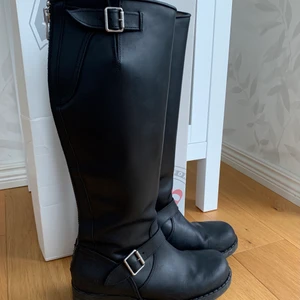 Johnny Bulls strl 39 - Snygga stövlar från Johnny Bulls i skinn. Skinnstövlar i äkta läder, i nyskick, kvar i orginalförpackning. Köpta för 1800kr.