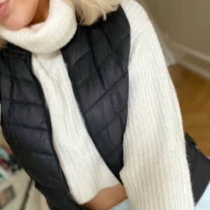 väst - Säljer denna svarta enkla väst för att den inte kommer till användning. Den är knappt använd och den är lite tunnare🖤