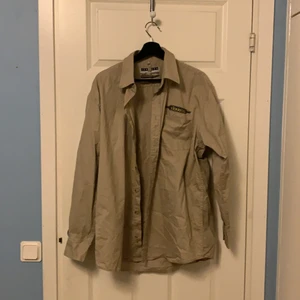 Beige skjorta i storlek L - Snygg beige skjorta i storlek L