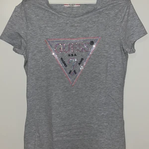 Guess,M - T-shirt, oanvänd, M-storlek