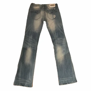 Low waisted jeans - Perfekta low rise jeans⭐️⭐️⭐️från märket Miss happy⭐️Jag är 174 för referens och för mig är längden perfekt! Osäker på att sälja så ge inte oseriösa bud