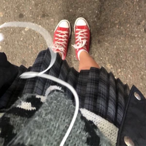Röda converse 38 - Super snygga röda converse, höjer verkligen alla outfits!! Använda men i bra skick. Köp direkt för 250kr. Mötas i Liljeholmen, slussen eller nacka g. Kan skickas mot frakt. 