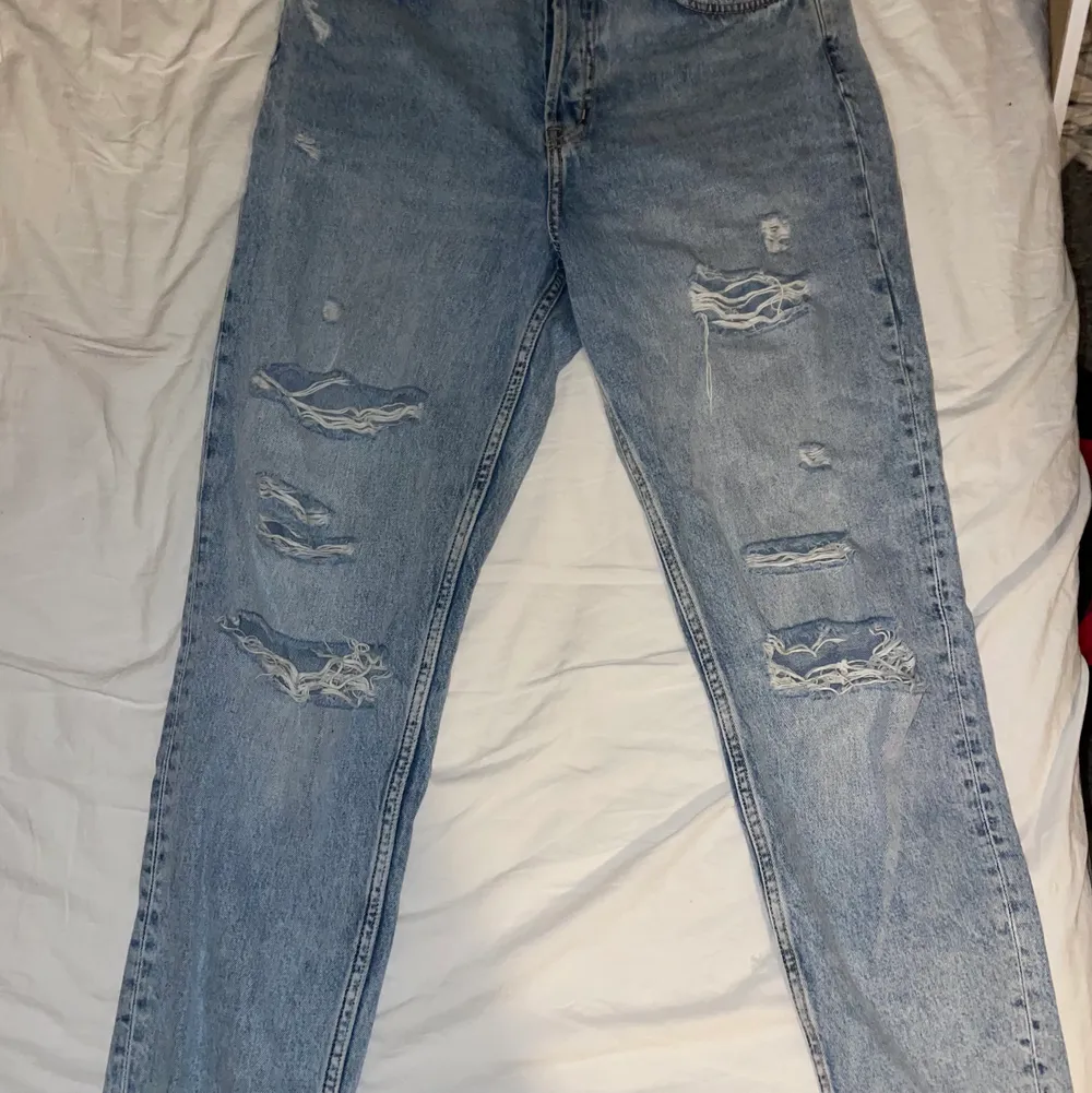 Blåa jeans från H&M i stl 38. Jeans & Byxor.